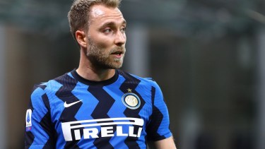 Tras el colapso en pleno partido, Eriksen permanece «estable» y seguirá internado