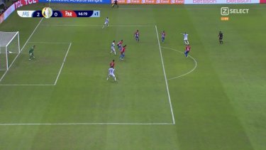 La imagen de la televisión que muestra el momento del remate donde Messi está supuestamente adelantado. 