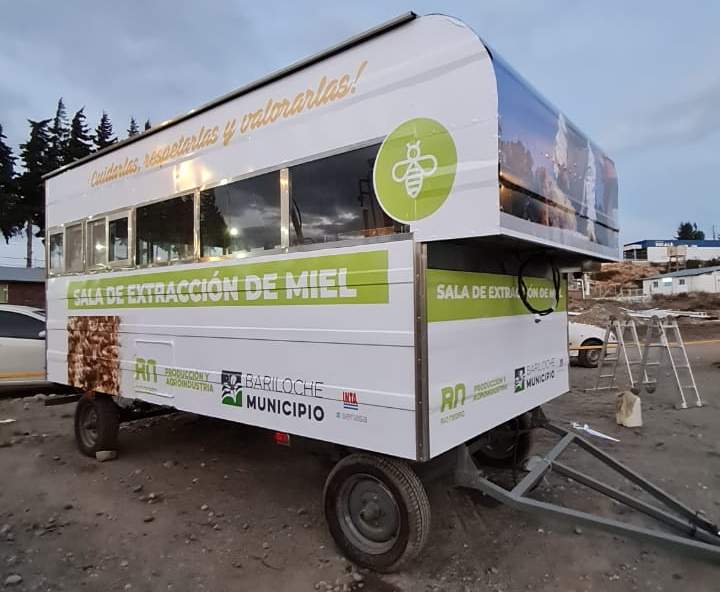 La sala de extracción móvil se puso en marcha en enero en Bariloche. Foto: gentileza