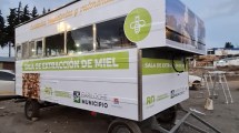 Imagen de Los apicultores de Bariloche y la región tienen una sala de extracción móvil de miel