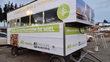 La sala de extracción móvil se puso en marcha en enero en Bariloche. Foto: gentileza