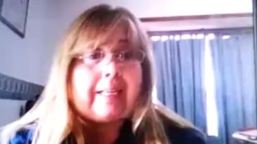 A pesar del intento de desmentirla por parte de las madres, la docente insistió en su postura.-