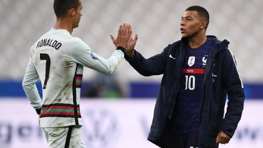Cristiano Ronaldo y Kylian Mbappe, un choque de colosos en el Puskas Arena de Budapest. (Photo: FRANCK FIFE / AFP) (Photo by FRANCK FIFE/AFP via Getty Images)
