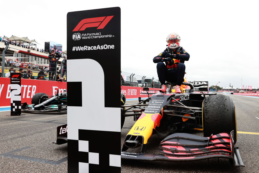 Verstappen arriba de su auto tras el triunfo en el Gran Premio de Francia. 
