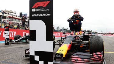 Verstappen arriba de su auto tras el triunfo en el Gran Premio de Francia. 