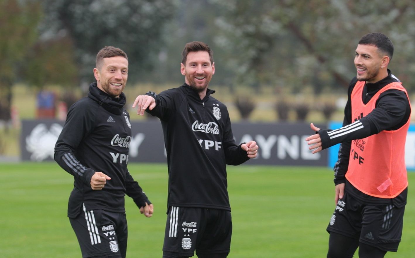 Messi con Papu Gómez y Leandro Paredes en el entrenamiento de hoy. Argentina tiene fecha libre y vuelve a jugar el lunes ante Bolivia. 
