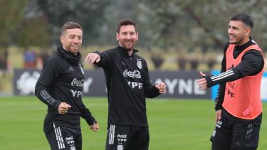 Messi con Papu Gómez y Leandro Paredes en el entrenamiento de hoy. Argentina tiene fecha libre y vuelve a jugar el lunes ante Bolivia. 