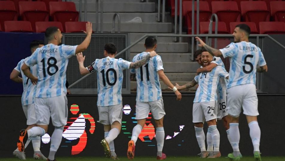 Papu Gómez festeja junto a sus compañeros el gol con que Argentina está venciendo a Paraguay.