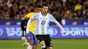 Guido Rodríguez jugaría por Paredes para Argentina contra Uruguay