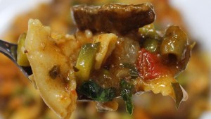 Alto guiso de fideos moñito