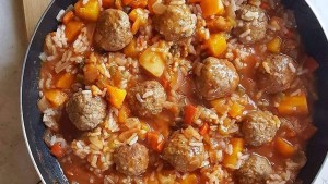 Guiso con albóndigas y arroz versión saludable