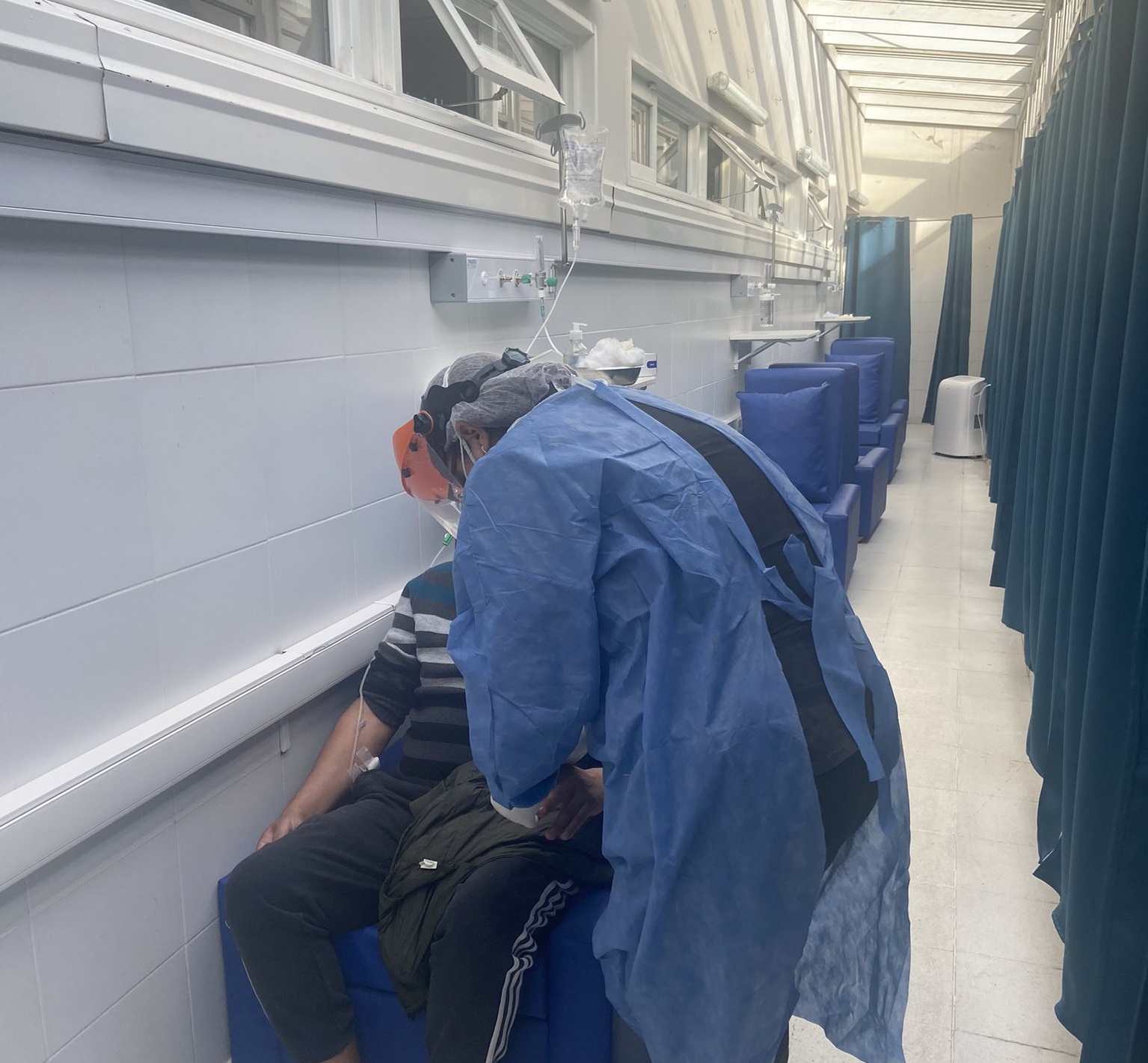 El hospital más grande de Neuquén montó una internación en un pasillo. (gentileza)