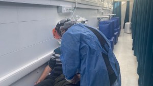 El recurso desesperado del hospital más grande de Neuquén: internar en sillones en el pasillo