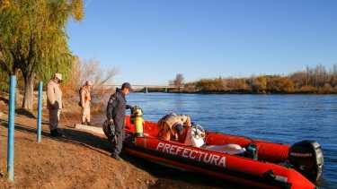Las tareas comenzaron esta mañana, en la zona del Náutico, a orillas del río Negro. (foto: Juan Thomes)