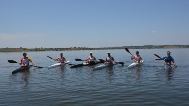 Rodríguez junto a palistas que estarán en los próximos Juegos Olímpicos de Tokio. Foto Gentileza.