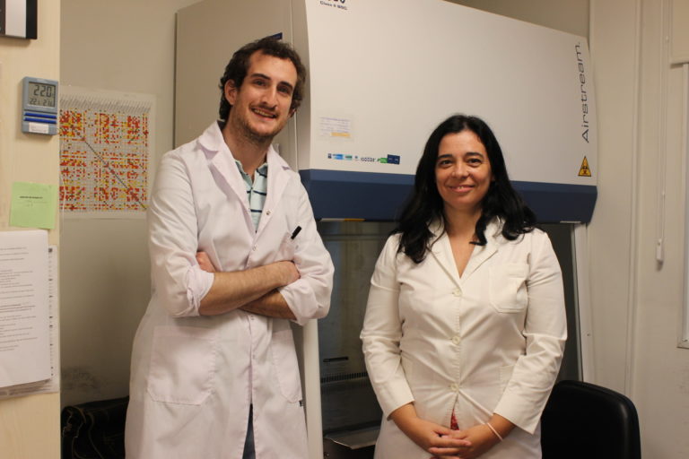 Sergio Sciannameo y Daniela Parera, farmacéuticos del equipo de investigaciones de Fundación Huésped, quienes prepararon la primera dosis de la vacuna antes de su aplicación. (Gentileza Fundación Huésped).-
