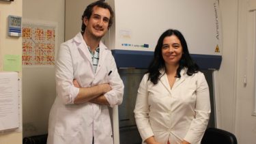 Sergio Sciannameo y Daniela Parera, farmacéuticos del equipo de investigaciones de Fundación Huésped, quienes prepararon la primera dosis de la vacuna antes de su aplicación. (Gentileza Fundación Huésped).-
