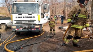 Un incendio arrasó con una vivienda en Villa del Nahueve