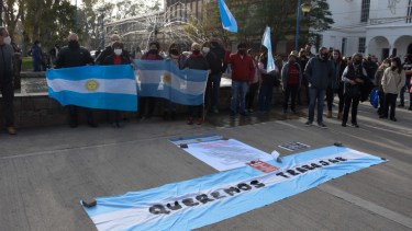 Más de un centenar de comerciantes independientes se movilizaron este mediodía al municipio de Roca. Foto archivo
