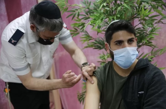 Las autoridades de Israel busca vacunar a menores de edad, tras algunos brotes en escuelas. Foto: Xinhua.-