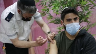 Las autoridades de Israel busca vacunar a menores de edad, tras algunos brotes en escuelas. Foto: Xinhua.-