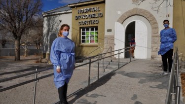 Ivana Giménez y Leandro Antual se turnaron para asistir con oxígeno -de manera manual- al paciente. (foto: José Mellado)