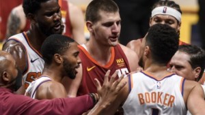Jokic expulsado tras un cachetazo y Denver barrido por Phoenix en la NBA