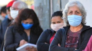 Suben los reintegros por compras con débito para quienes cobran jubilación, AUH y AUE