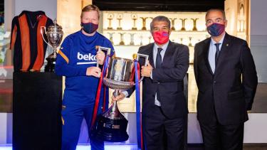 Koeman con Laporta luego de ganar la Copa del Rey. 