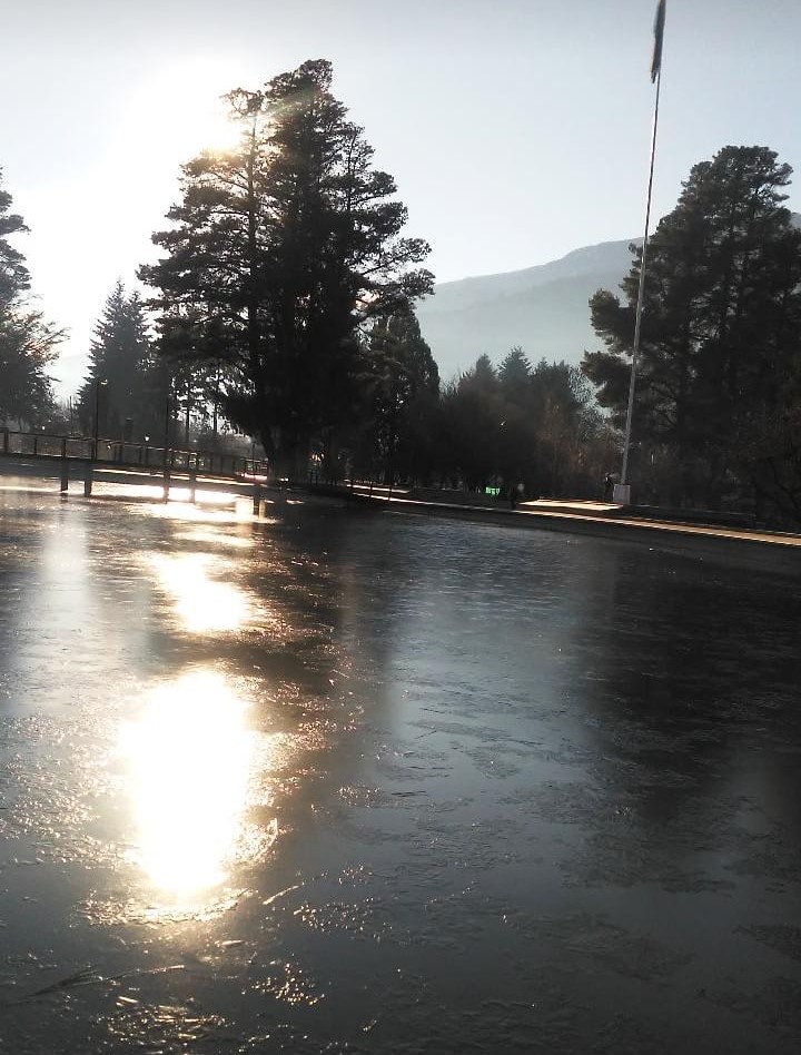 Se congeló la laguna de la plaza Pagano en El Bolsón. Foto: gentileza