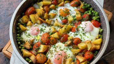 ¿Ya probaste este shakshuka de arvejas, papas, tomate y huevos?