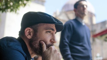 La ficción de ocho capítulos tiene como protagonistas al español Miguel Ángel Silvestre –conocido por “Sky Rojo”-, y a los mexicanos Luis Gerardo Méndez e Irene Azuela –actriz de “Monarca”-.