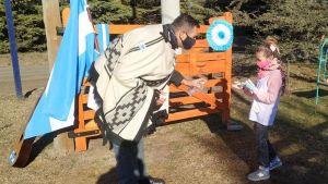 Este maestro de Córdoba visitó a sus alumnos casa por casa para que puedan prometer a la Bandera