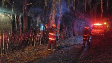 Dos unidades trabajaron en la vivienda ubicada en la zona rural de Roca. (foto: gentileza)