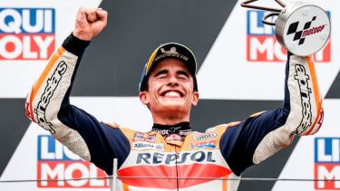 Un festejo que significa mucho más que ganar una simple carrera en la elite del motociclismo mundial. Márquez y una muestra de carácter y superación. 