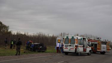 El personal médico y de bomberos tardó cuarenta minutos en rescatar al hombre del interior de la camioneta. (foto: ANAllen)