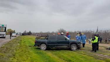 Los bomberos y médicos trabajaron durante varios minutos para sacar al conductor de la camioneta. (foto: ANAllen)
