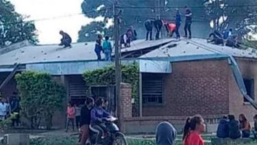 Un grupo de vecinos fue hasta la comisaría y arrojó piedras y prendió fuego en el interior del edificio.