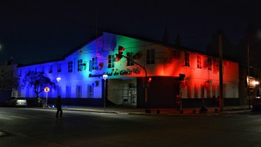 El edificio situado en Elordi y avenida del Trabajo quedó iluminado durante la noche (Gentileza)
