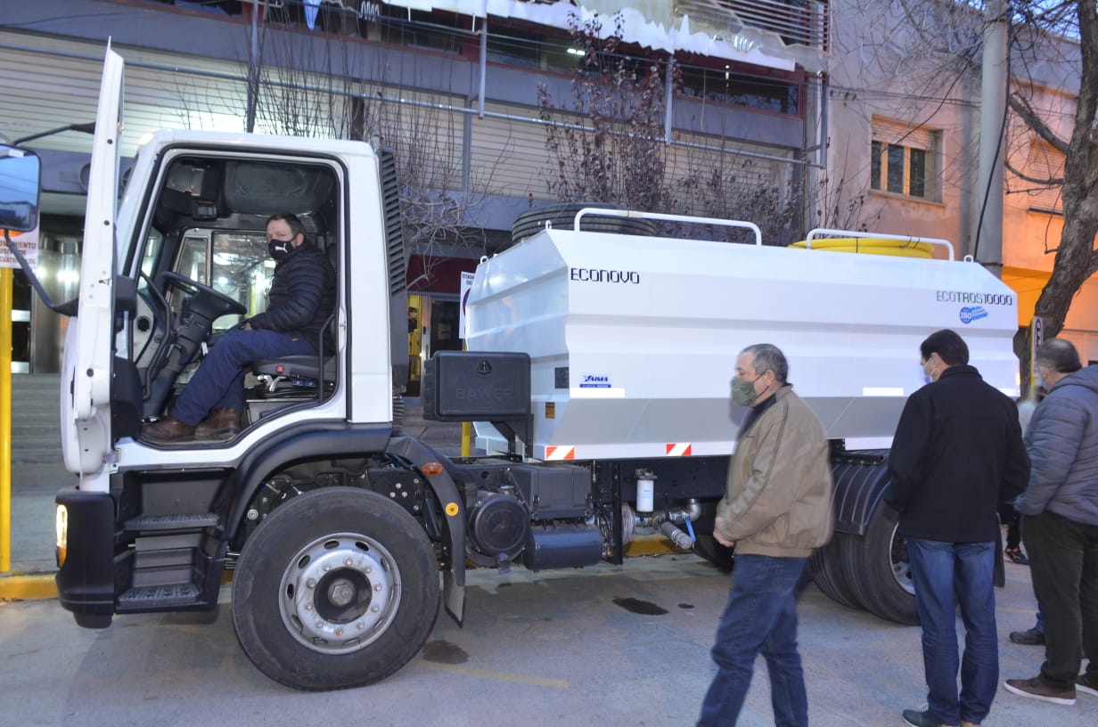 El municipio de Regina recibió el segundo vehículo comprado en forma conjunta con la Cámara de Productores. (Foto Néstor Salas)