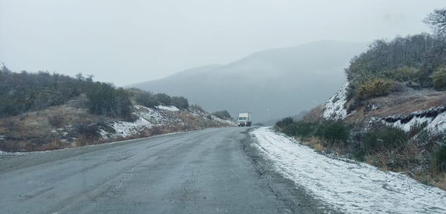 Nevadas leves en las partes altas de la ruta 40, entre Bariloche y El ...