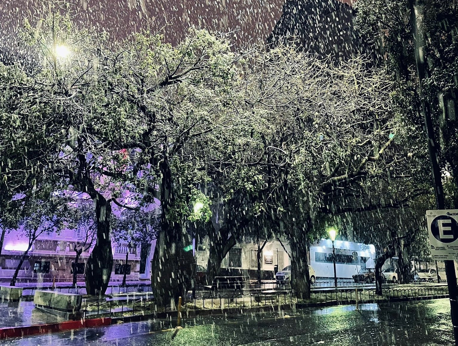 El centro de la capital de Córdoba se cubrió de nieve.