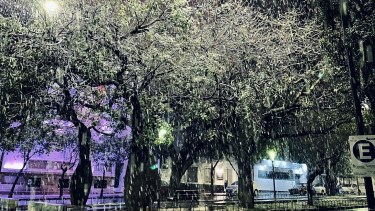El centro de la capital de Córdoba se cubrió de nieve en 