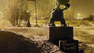 Los dinosaurios de Villa el Chocón se tiñeron de blanco con la nieve. (Gentileza)