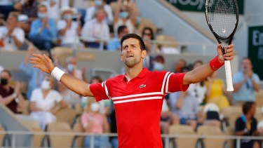 Nole abre los brazos y festeja en París. El mejor del mundo sigue batiendo records en el tenis. 
