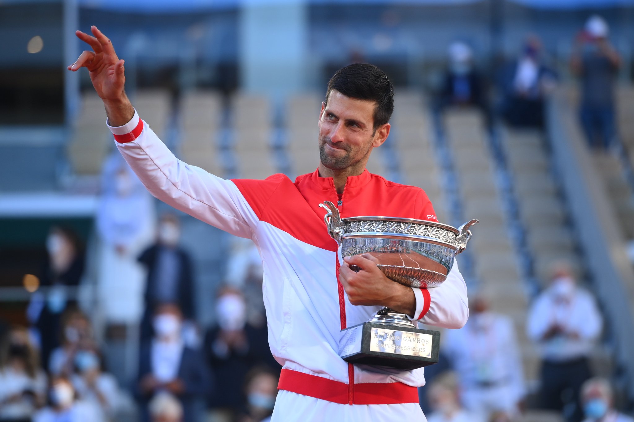 Novak Djokovic con el trofeo que lo acerca a Rafael Nadal y Roger Federer. 