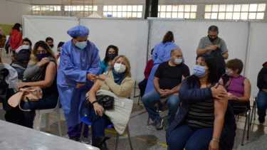 Mañana llegan más dosis a Neuquén y se comenzará a vacunar a mayores de 40