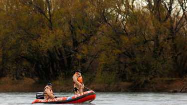 A  pesar  de las condiciones climáticas, sigue la búsqueda del profesor de Roca. (foto: Juan Thomes)