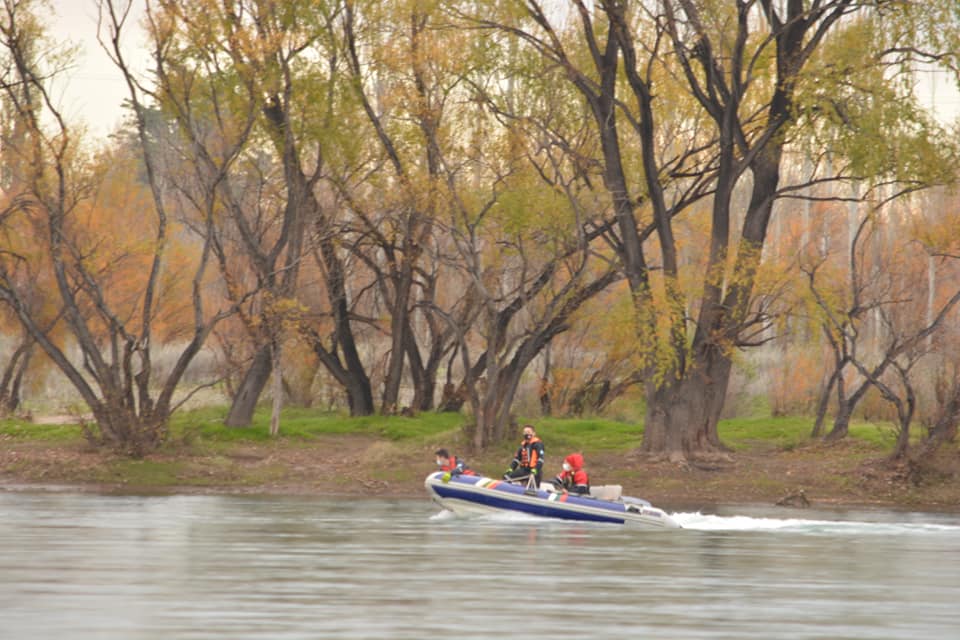Los buzos siguieron con la búsqueda esta mañana en el río Negro. (foto: Juan Thomes)