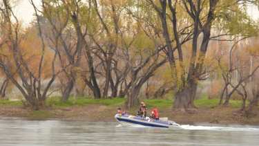 Los buzos siguieron con la búsqueda esta mañana en el río Negro. (foto: Juan Thomes)